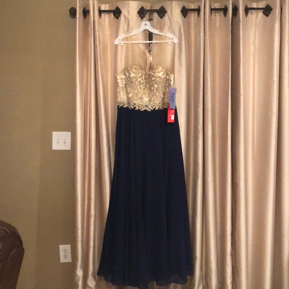 Prom dress - Picture 2 of 8